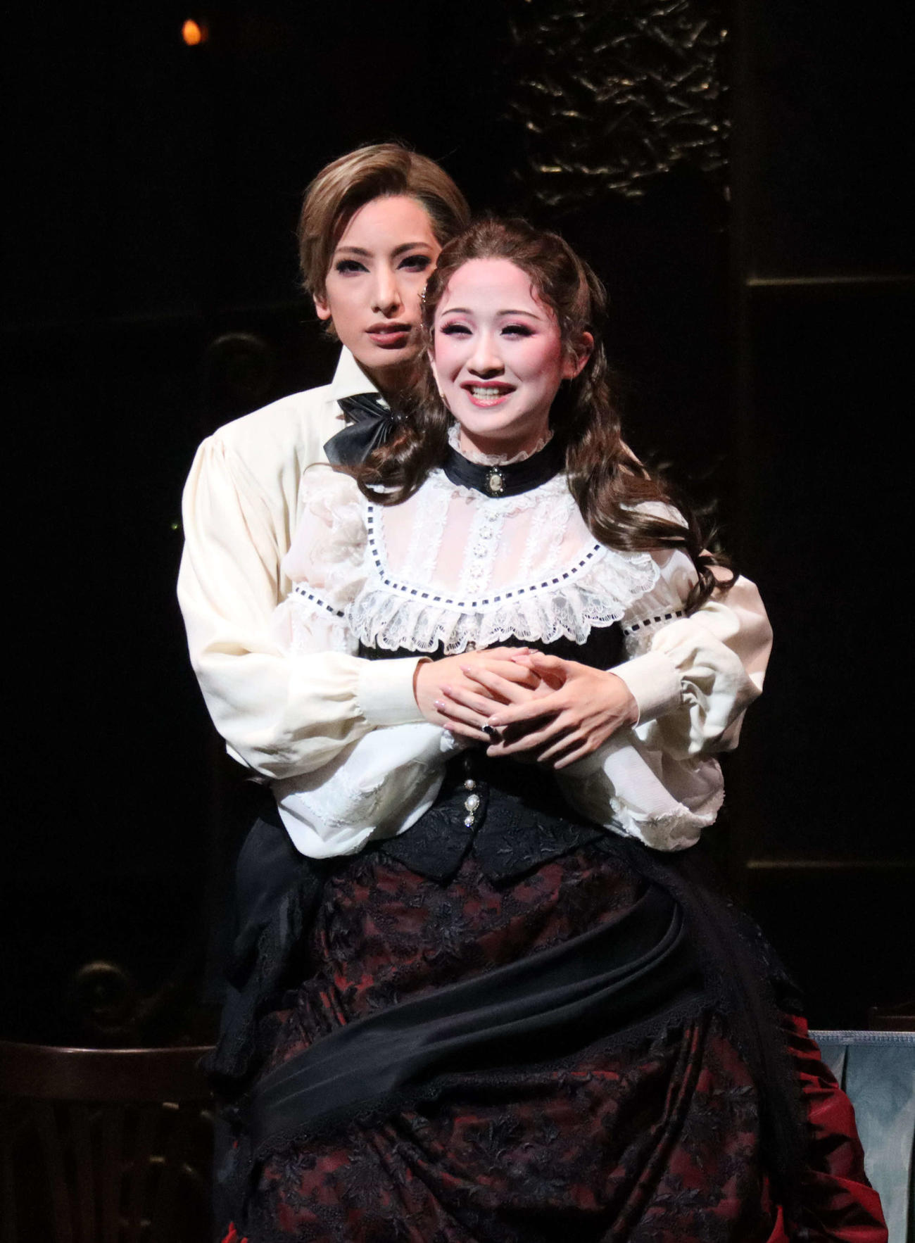 「うたかたの恋」でオーストリア皇太子を演じる花組トップ柚香光（左）と、相手娘役の星風まどか（撮影・小林千穂）