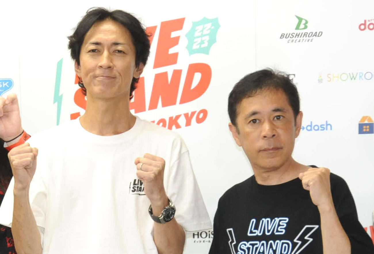 ナインティナインの矢部浩之（左）と岡村隆史（2022年撮影）