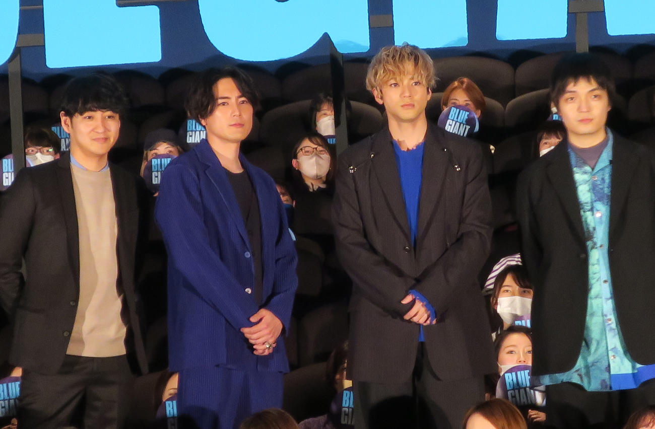 映画「BLUE GIANT」初日舞台あいさつで。左から、立川譲監督、間宮祥太朗、山田裕貴、岡山天音　