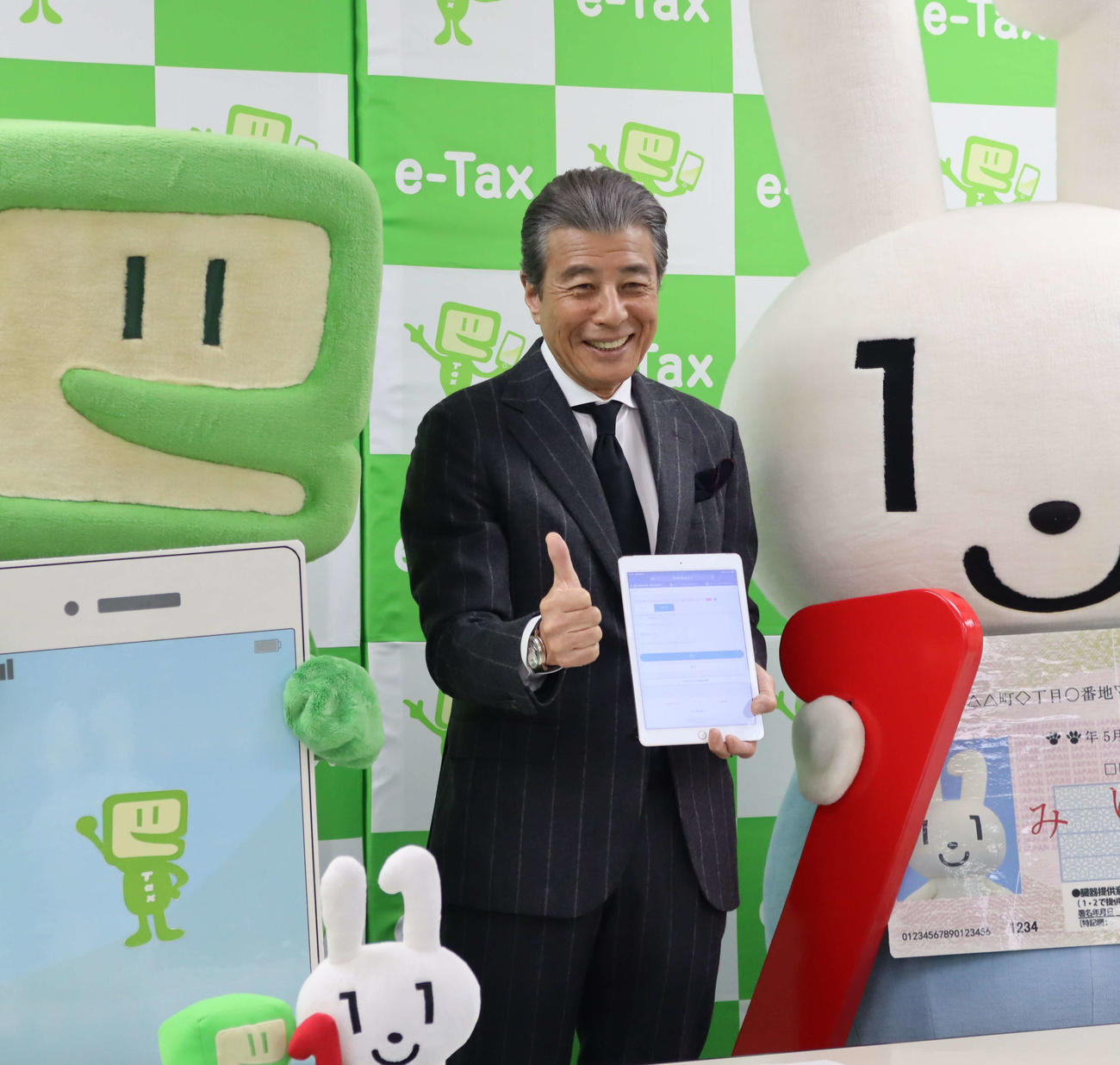 マイナンバーカードでの確定申告をPRした舘ひろし（撮影・小林千穂）