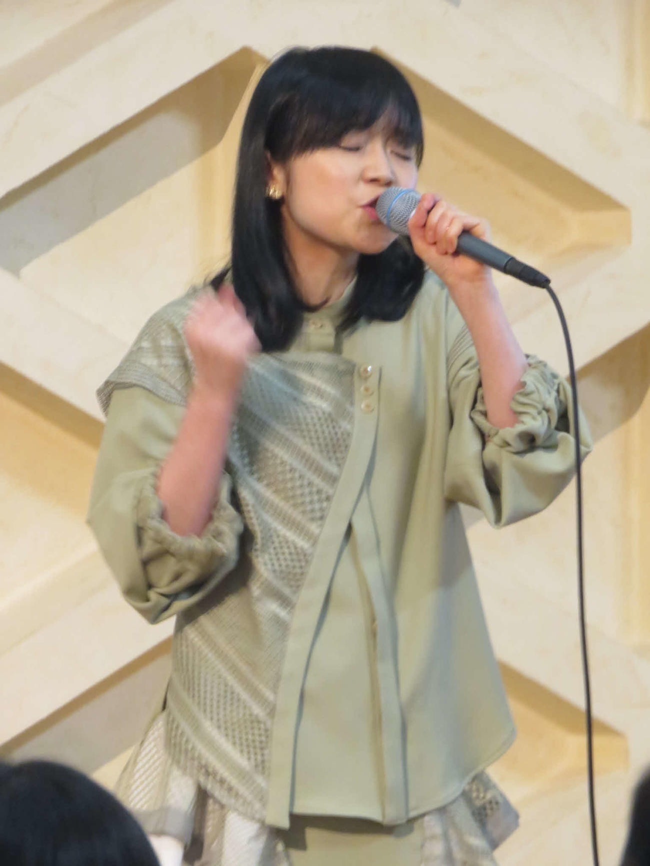 デビュー20周年イベント「Ai Kawashima Church little events－Hope＆Thanks－」で熱唱する川嶋あい