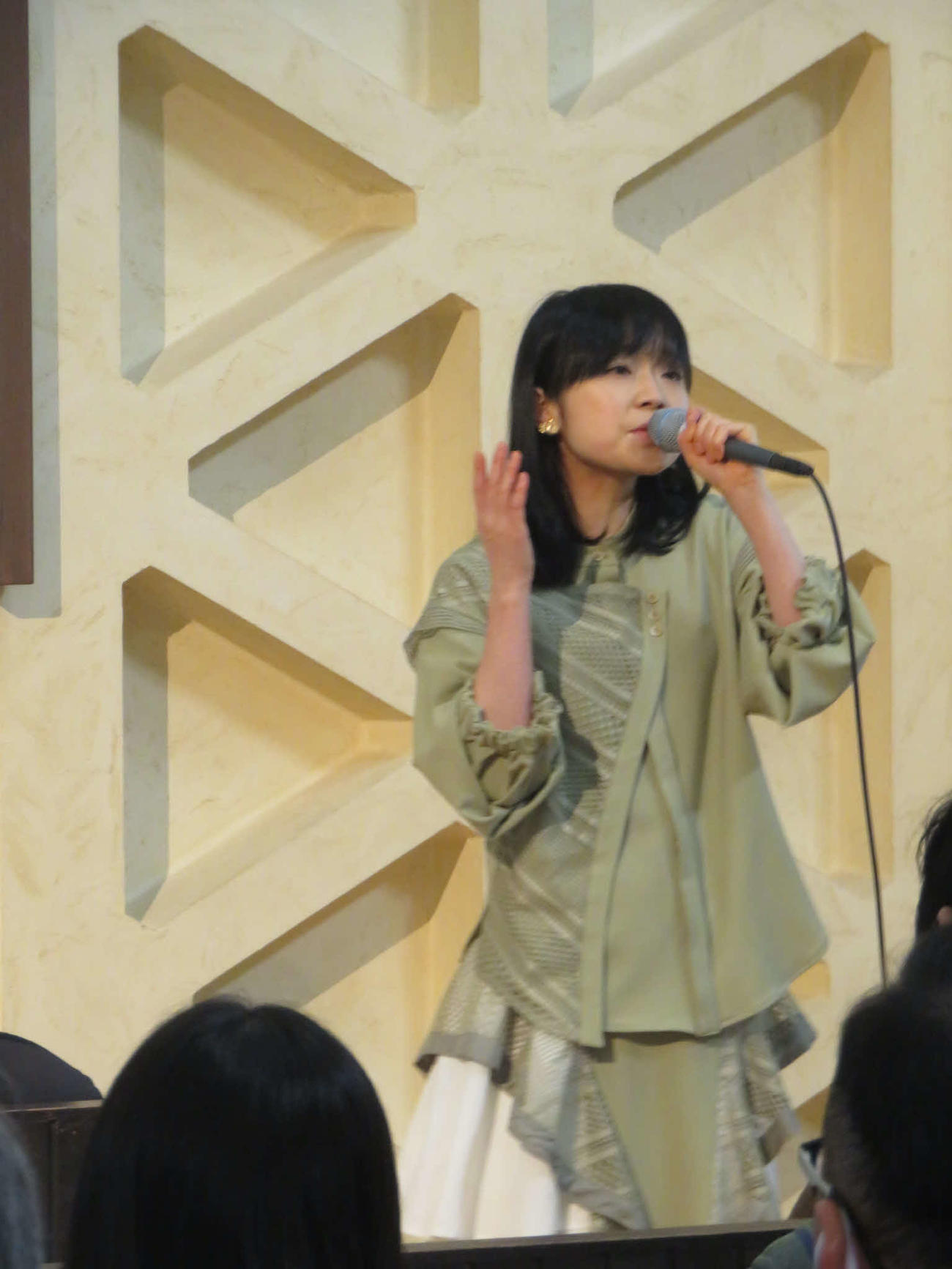 デビュー20周年イベント「Ai Kawashima Church little events－Hope＆Thanks－」で熱唱する川嶋あい
