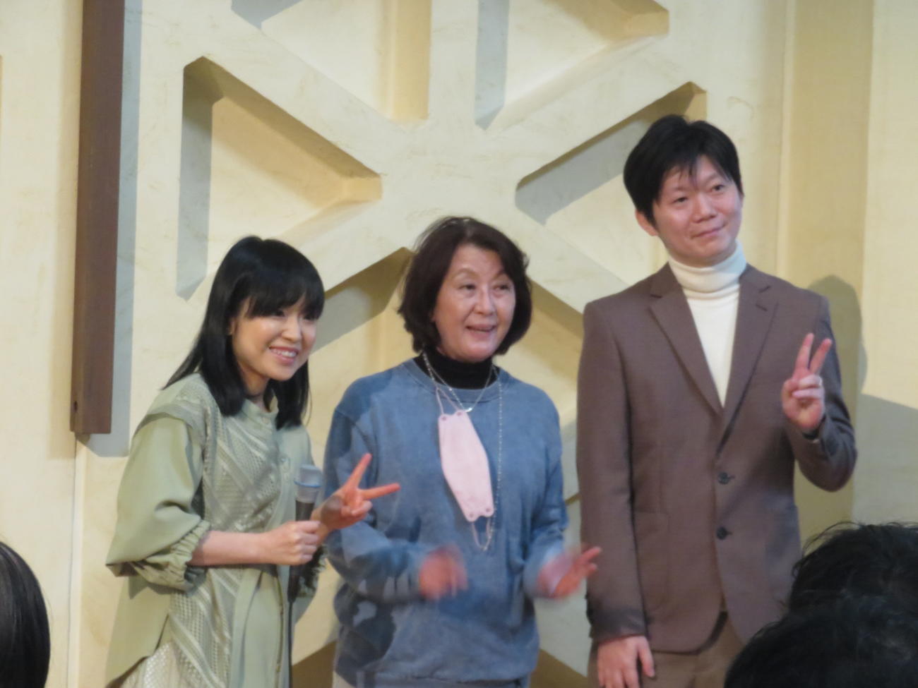 デビュー20周年イベント「Ai Kawashima Church little events－Hope＆Thanks－」でファン（中）と写真撮影する川嶋あい（左）とnao