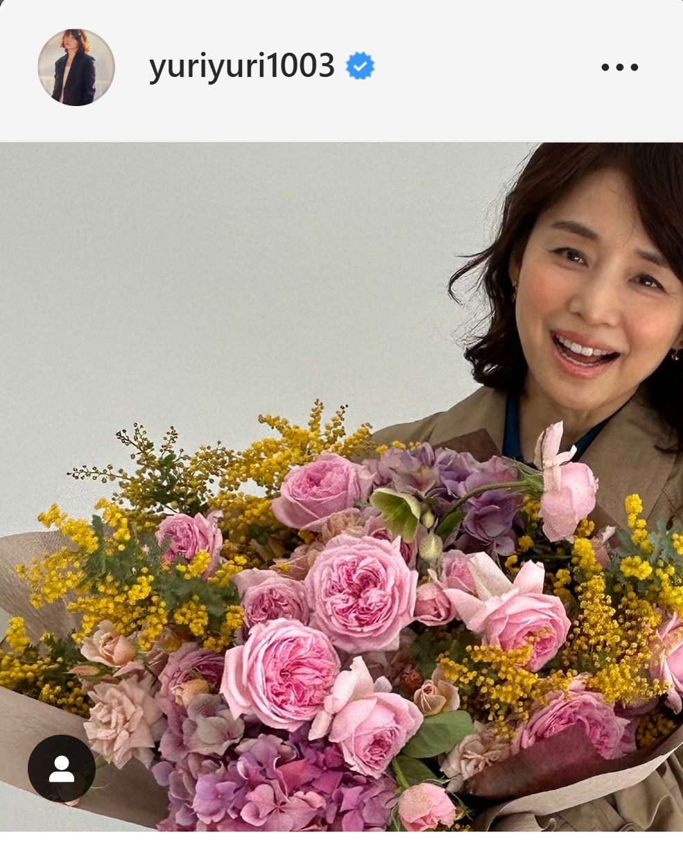 花のアレンジメント抱えた写真をアップした石田ゆり子（インスタグラムより）