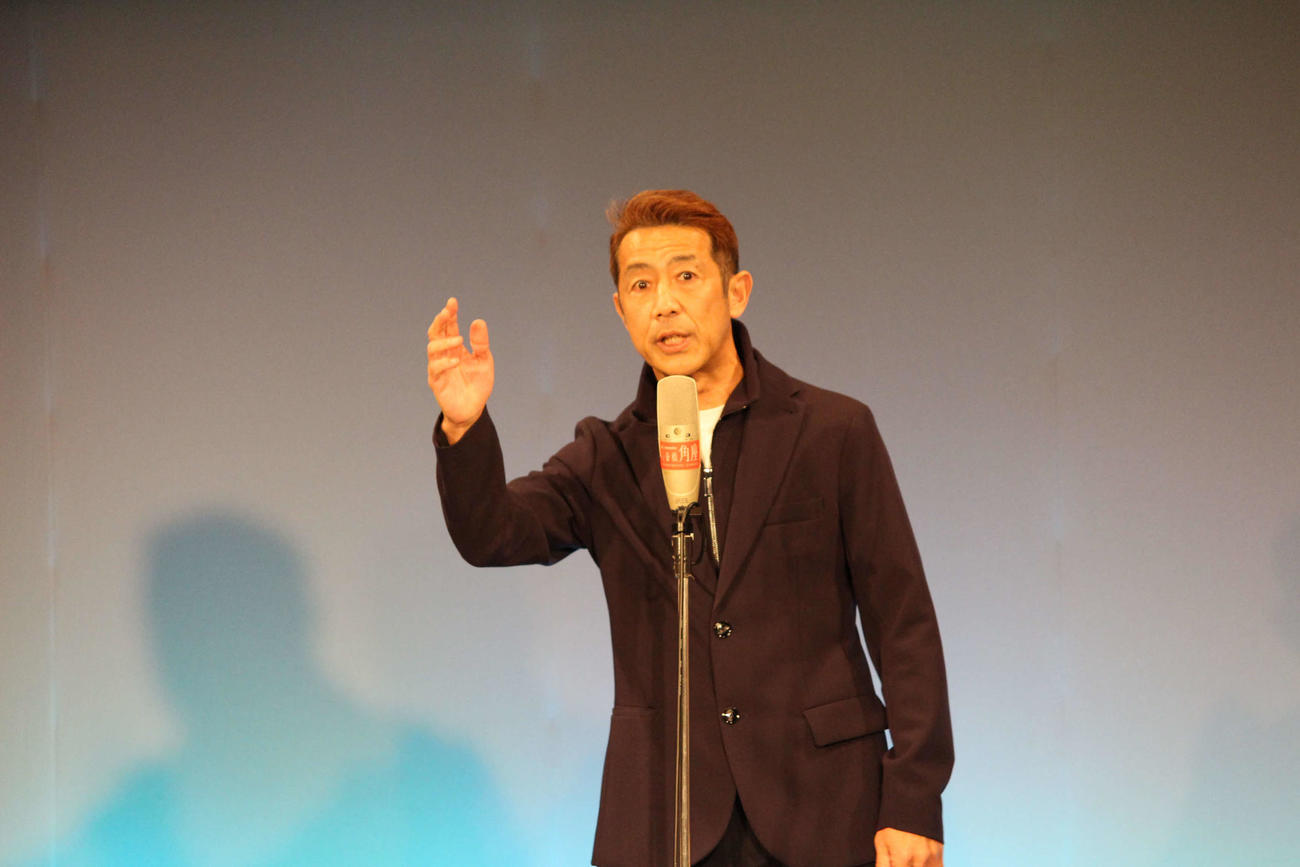 くにおさんをネタにトークを展開する森脇健児