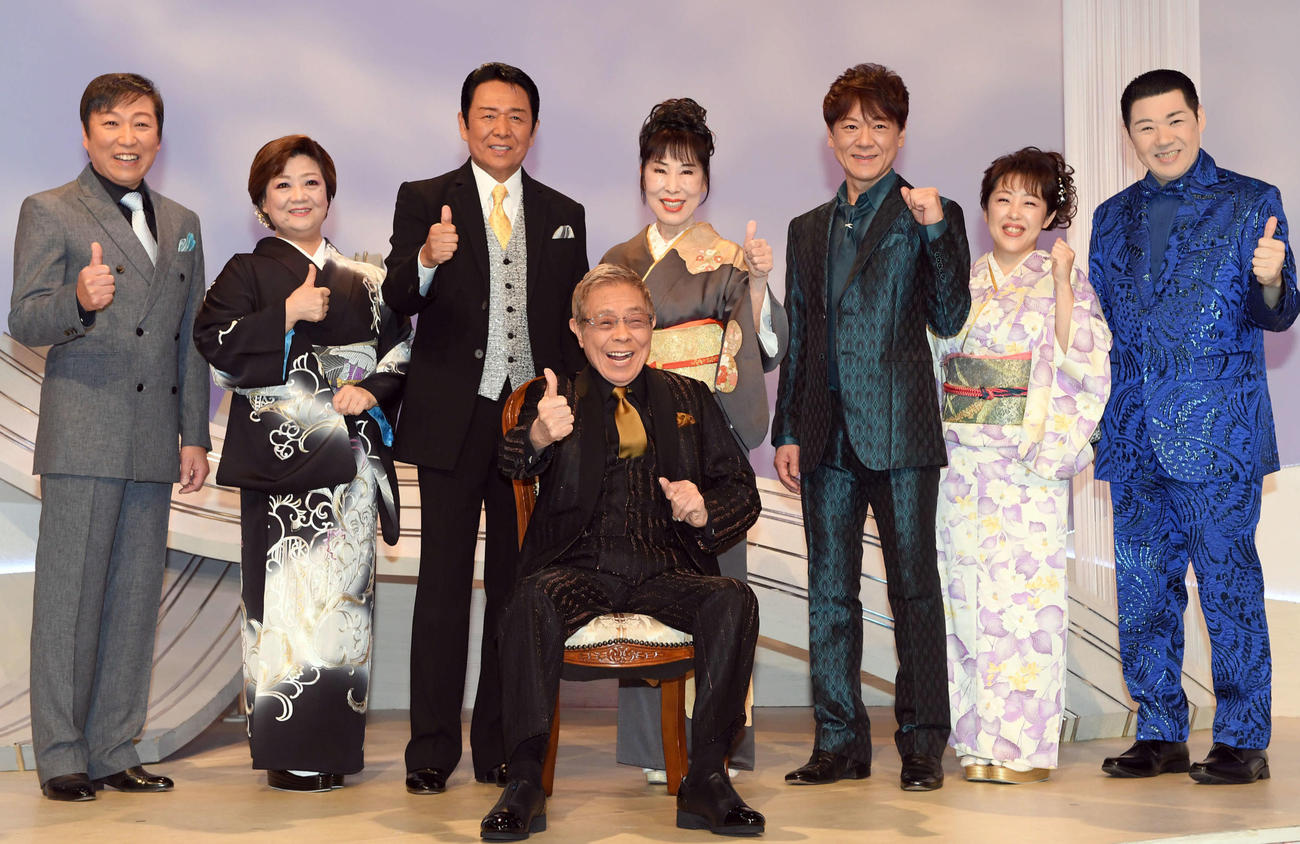 出演者とともに笑顔でポーズを決める北島三郎（前列中央）。後列左から和田青児、松原のぶえ、山本譲二、原田悠里、北山たけし、山口ひろみ、大江裕（2023年2月撮影）