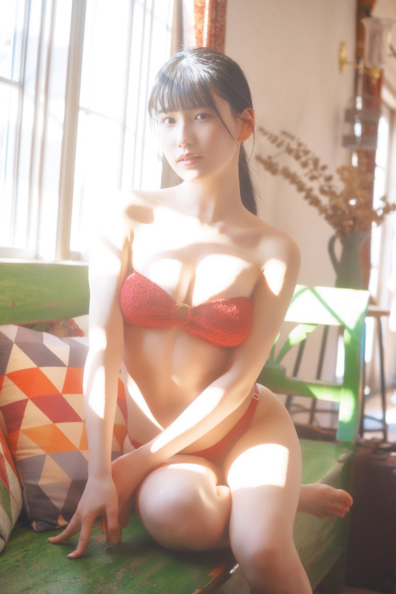 ♯2i2で「週刊ヤングジャンプ」のグラビアジャックを行い巻中グラビアを務めた森嶋あんり（C）岡本武志／集英社