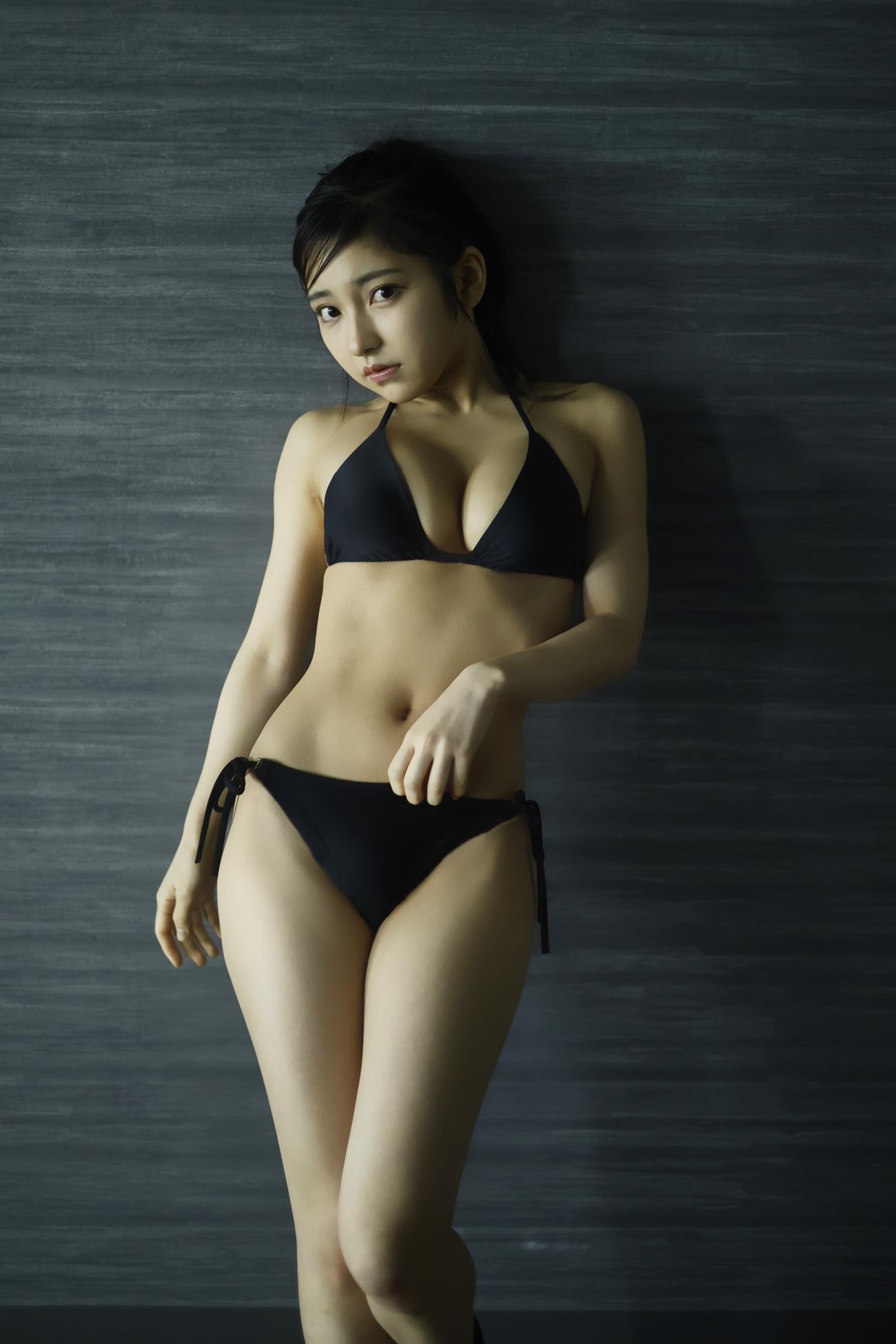 ♯2i2で「週刊ヤングジャンプ」のグラビアジャックを行い表紙を飾った十味（C）藤本和典／集英社