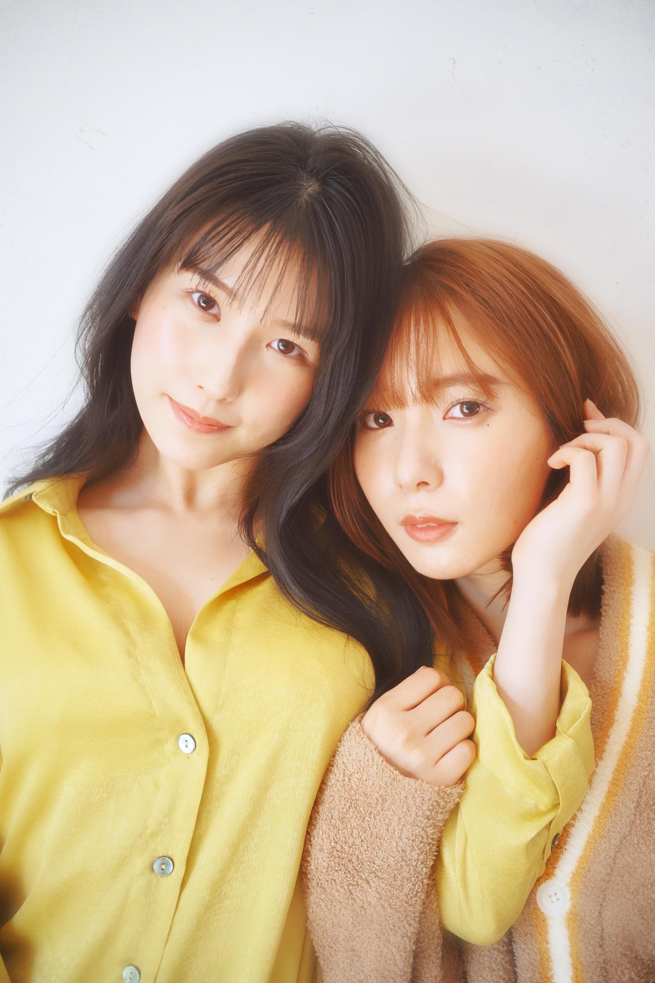 ♯2i2で「週刊ヤングジャンプ」のグラビアジャックを行い巻中グラビアを務めた森嶋あんり（左）と奥ゆい（C）岡本武志／集英社