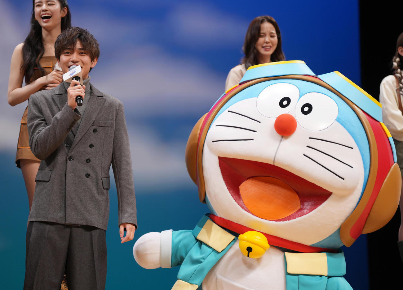 「映画ドラえもん　のび太と空の理想郷（ユートピア）」の完成披露試写会でドラえもんといっしょに笑顔を見せるKing＆Prince永瀬廉（撮影・狩俣裕三）