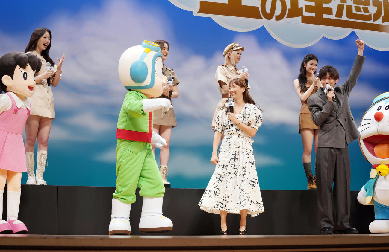 「映画ドラえもん　のび太と空の理想郷（ユートピア）」の完成披露試写会で、しずかちゃんにお願いし、「もう…永瀬さんのエッチ～！」と言われガッツポーズを見せるKing＆Princeの永瀬廉（右）（撮影・狩俣裕三）