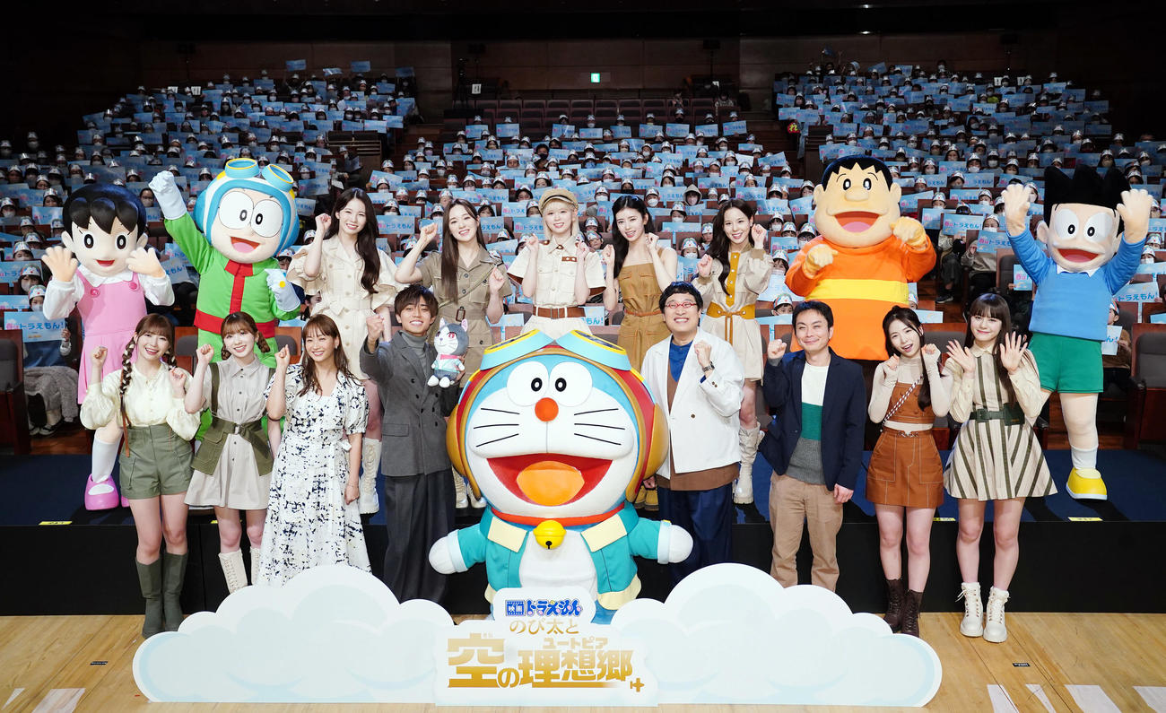 「映画ドラえもん　のび太と空の理想郷（ユートピア）」の完成披露試写会で記念撮影する、前列左から、NiziUのMAYUKA、MIIHI、藤本美貴、King＆Prince永瀬廉、ドラえもん、南海キャンディーズ山里亮太、堂山卓見監督、MAYA、NINA、後列左からしずかちゃん、のび太、AYAKA、RIO、RIKU、RIMA、MAKO、ジャイアン、スネ夫（撮影・狩俣裕三）