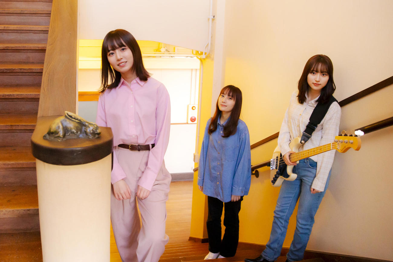 22日に初の卒業ソング「卒業式」をリリースするSARD UNDERGROUND。左からボーカル神野友亜、キーボード坂本ひろ美、ベース杉岡泉美