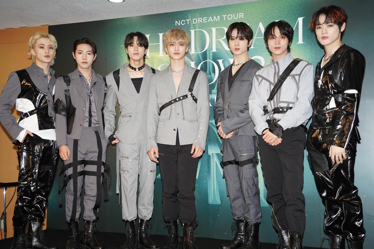 初のドーム公演を行った「NCT DREAM」の、左からマーク、ロンジュン、ジェノ、ジェミン、チソン、ヘチャン、チョンロ（撮影・佐藤勝亮）