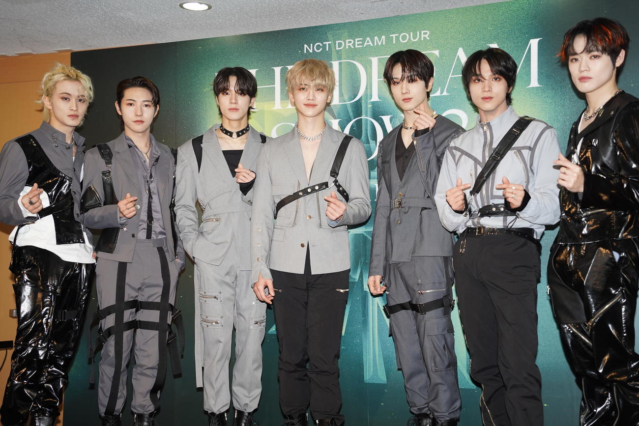 初のドーム公演を行った「NCT DREAM」の左からマーク、ロンジュン、ジェノ、ジェミン、チソン、ヘチャン、チョンロ（撮影・佐藤勝亮）