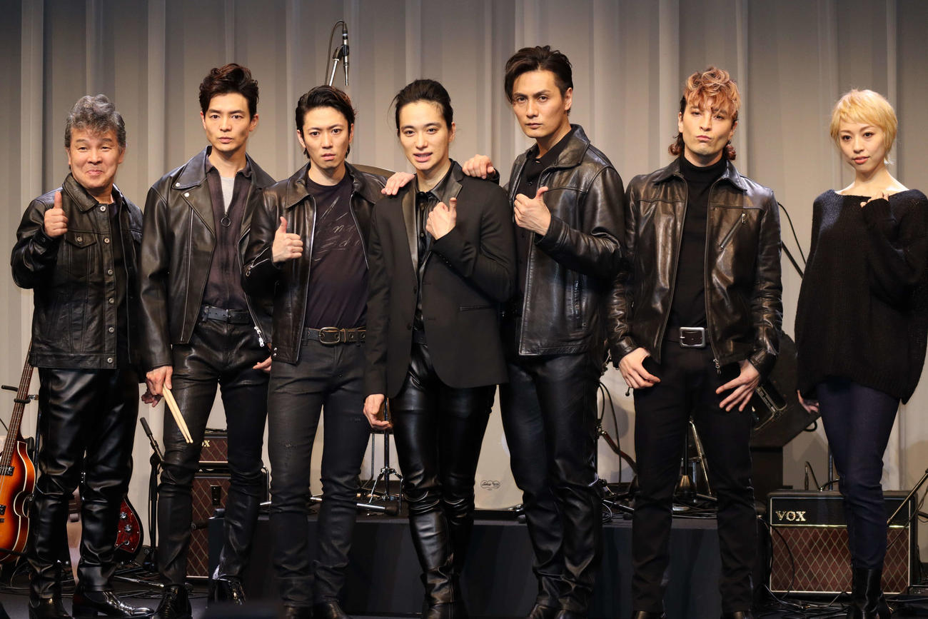 舞台「BACKBEAT」の制作会見に出席した、左から尾藤イサオ、上口耕平、辰巳雄大、戸塚祥太、加藤和樹、JUON、愛加あゆ