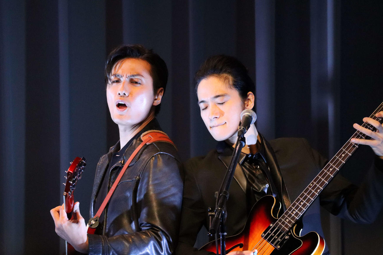 ビートルズを描いた舞台「BACKBEAT」の制作会見でパフォーマンスする、加藤和樹（左）、戸塚祥太
