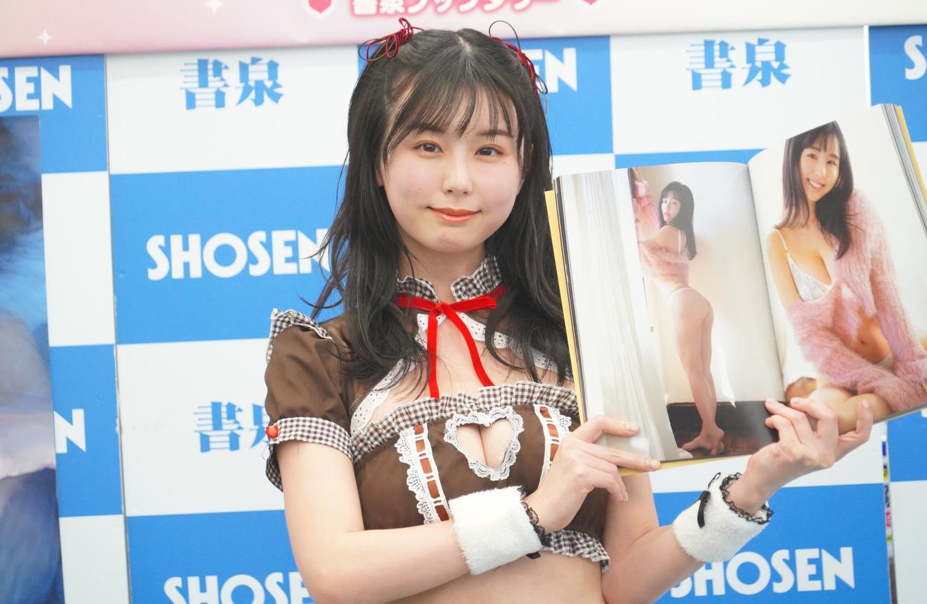写真集「革命家」発売記念イベントでお気に入りの写真を示すくりえみ（撮影・佐藤成）
