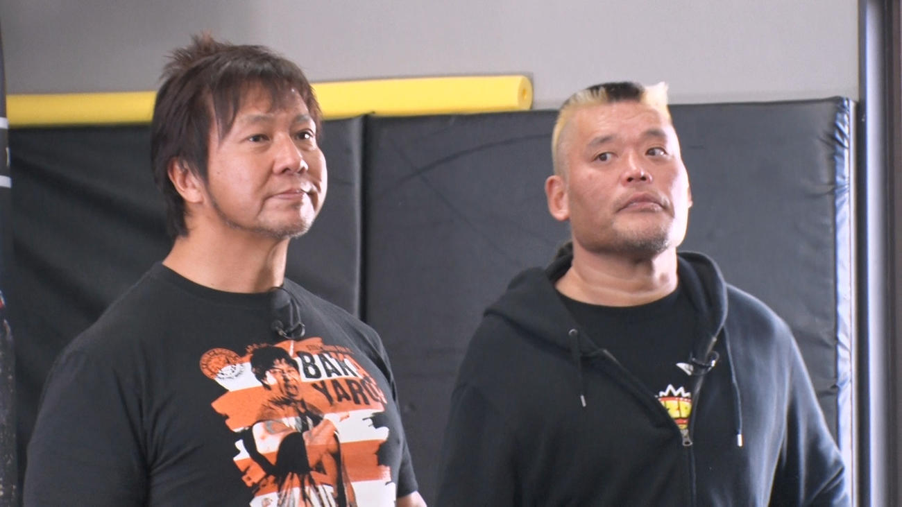 フジテレビ「THEスピリット～闘魂レスラー発掘プロジェクト～」に出演する小島聡（左）、天山広吉（C）フジテレビ