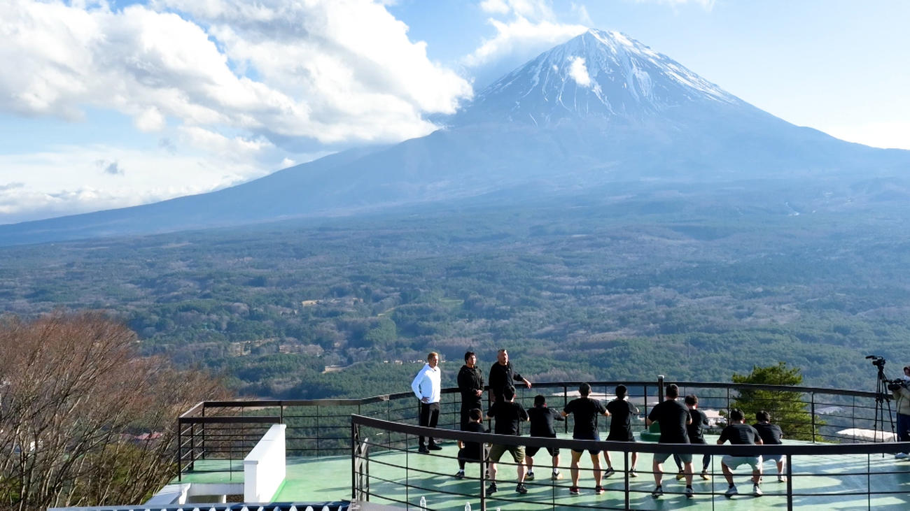 フジテレビ「THEスピリット～闘魂レスラー発掘プロジェクト～」で富士山の麓で収録に臨むレスラー候補生たち（C）フジテレビ