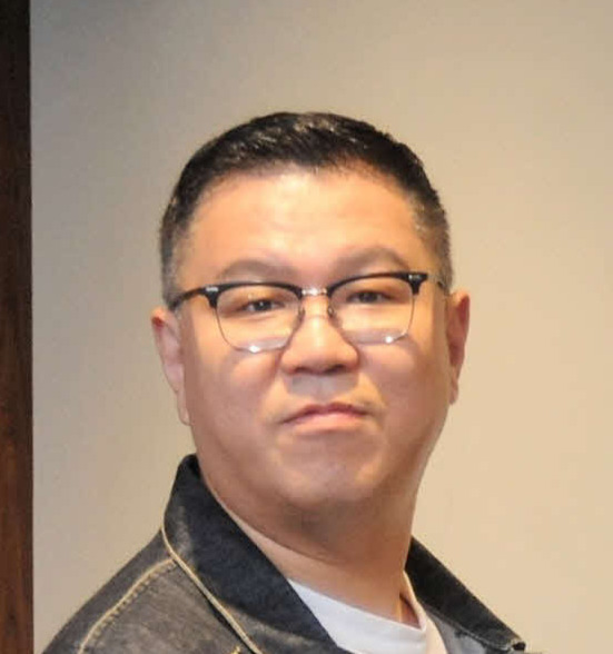シソンヌ長谷川忍（2022年12月撮影）
