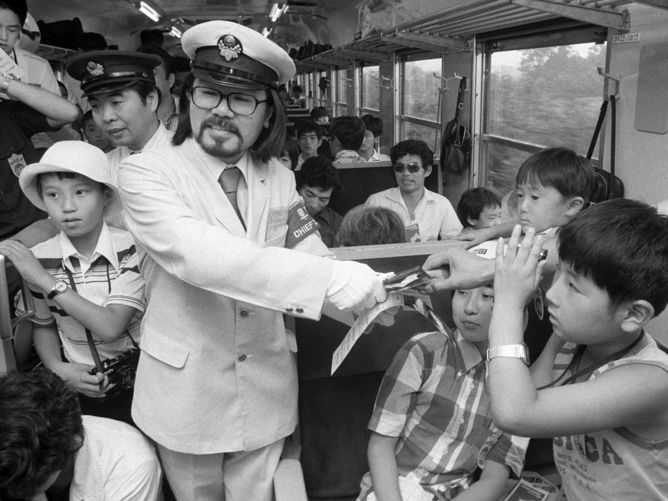 1979年7月、上野駅発のミステリー列車「銀河鉄道999」車内で、一日車掌長になり検札する松本零士さん（共同）