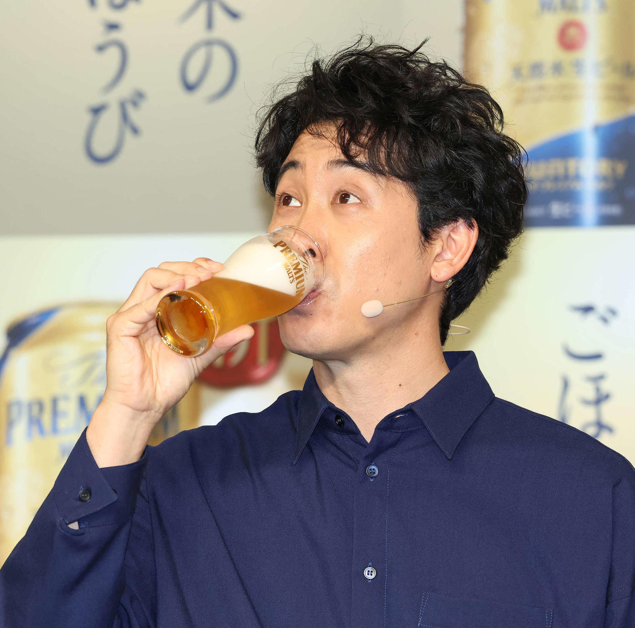 「ザ・プレミアム・モルツ」の新商品を飲む大泉洋（撮影・丹羽敏通）
