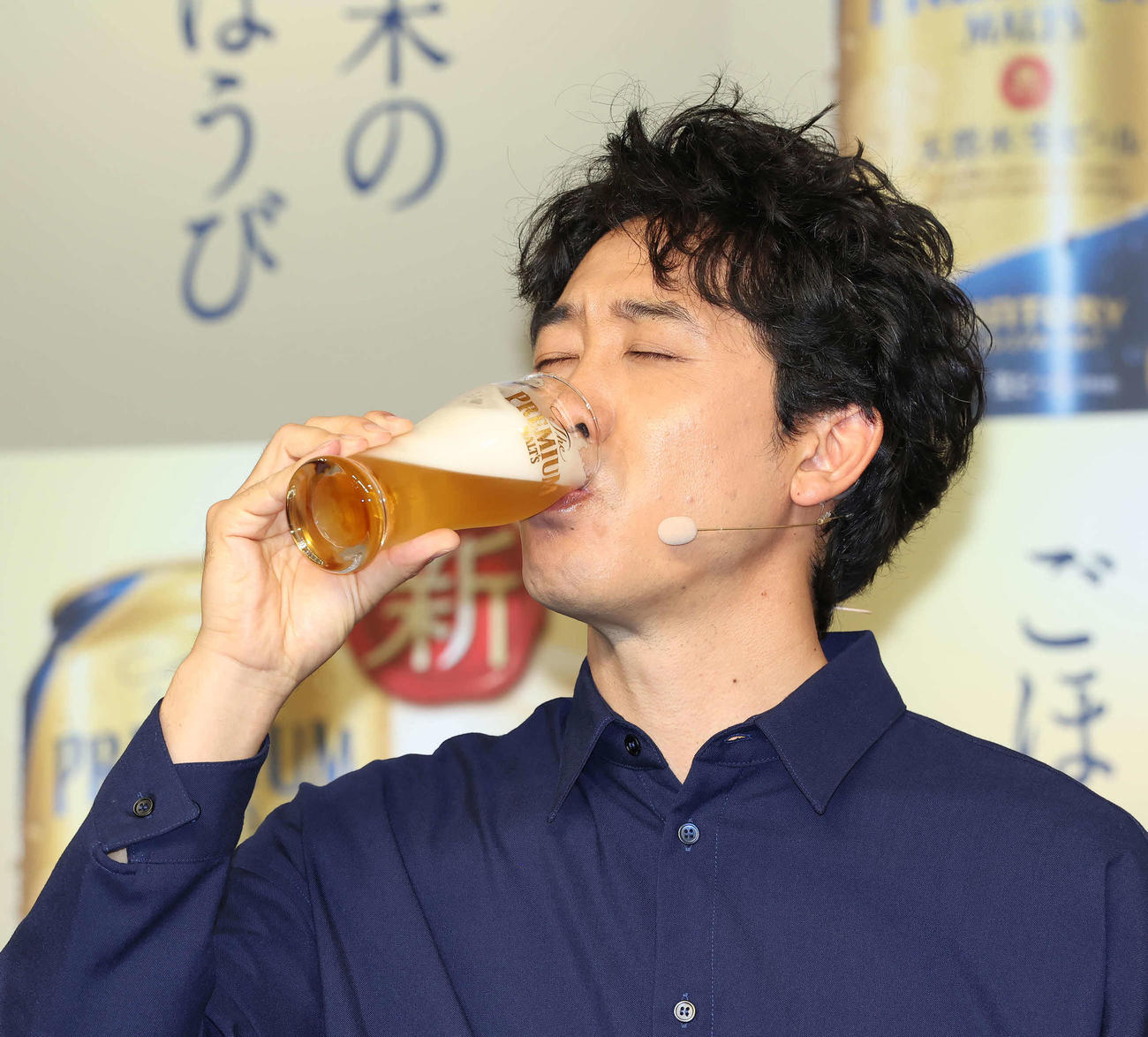 「ザ・プレミアム・モルツ」の新商品を飲む大泉洋（撮影・丹羽敏通）