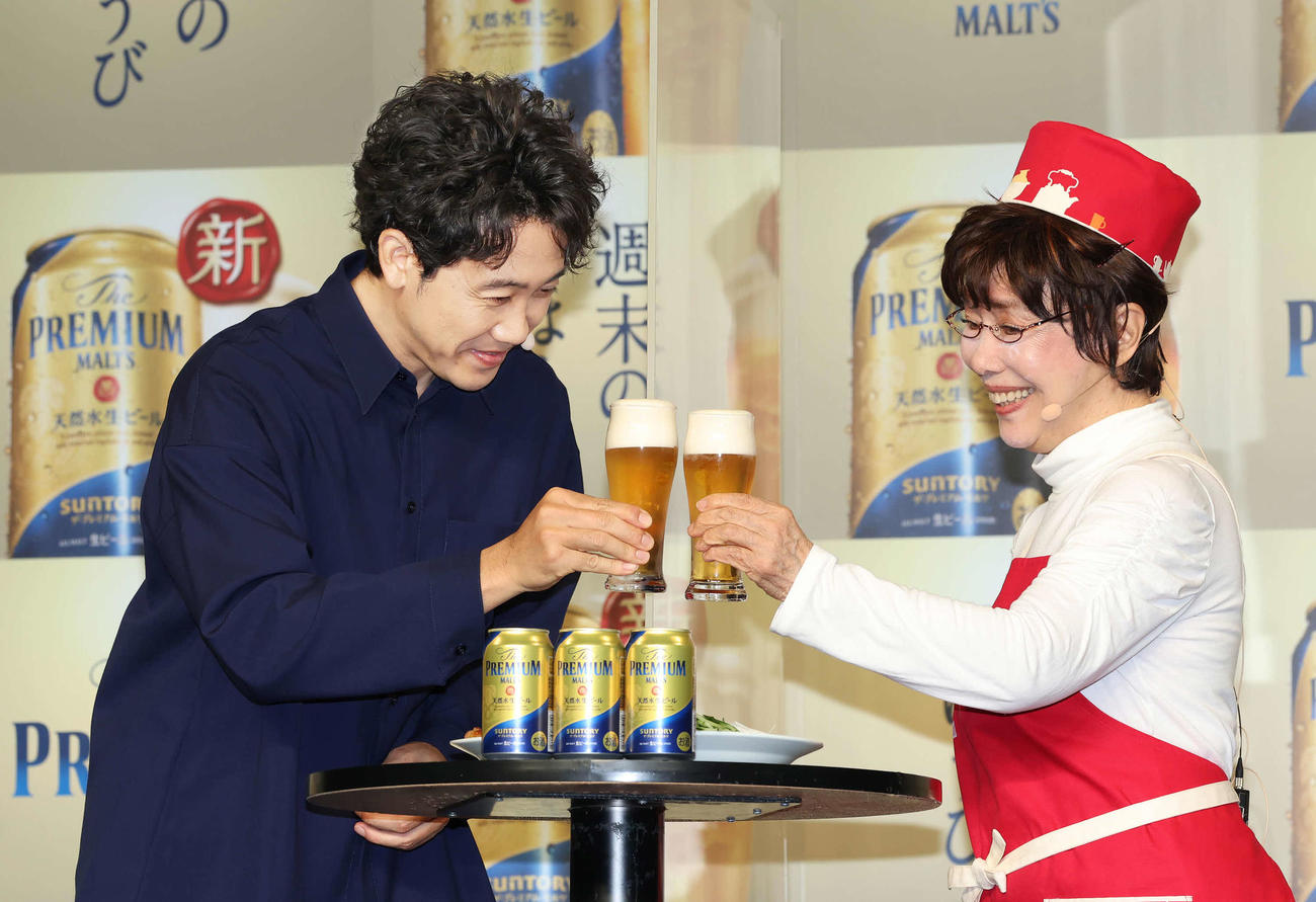 「ザ・プレミアム・モルツ」の新CM発表会見で、乾杯する大泉洋（左）と平野レミ（撮影・丹羽敏通）