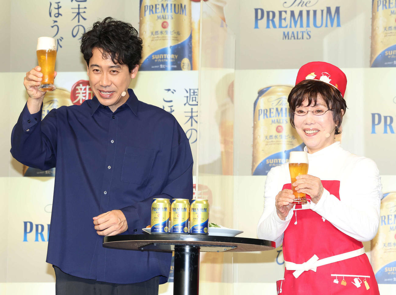 「ザ・プレミアム・モルツ」の新CM発表会見で、乾杯する大泉洋（左）と平野レミ（撮影・丹羽敏通）