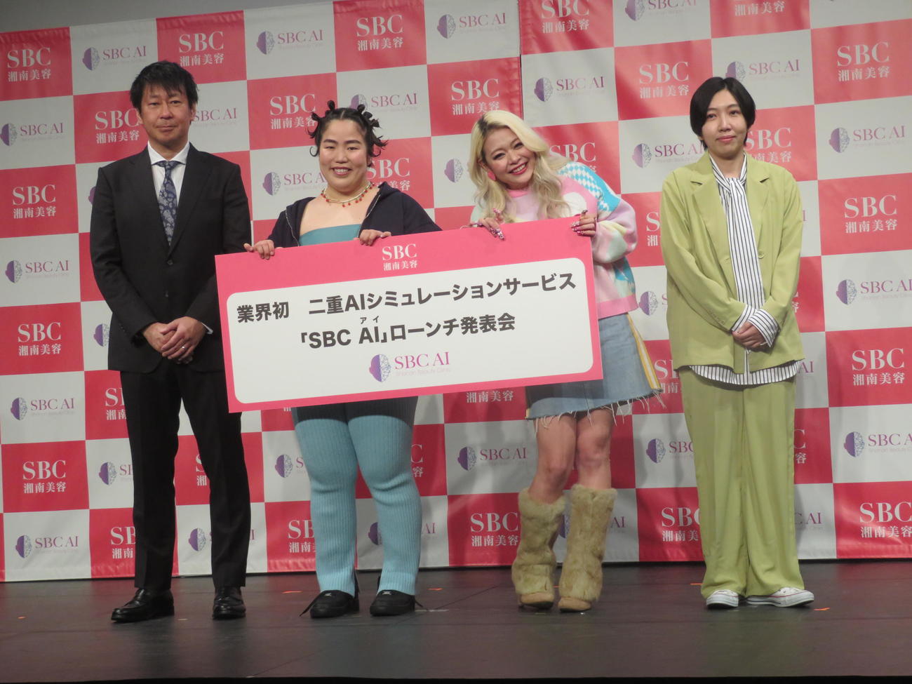 二重AIシミュレーション「SBC AI」発表会に出席した（左から）片寄裕之社長、ゆりやんレトリィバァ、エルフの荒川、はる（撮影・横山慧）
