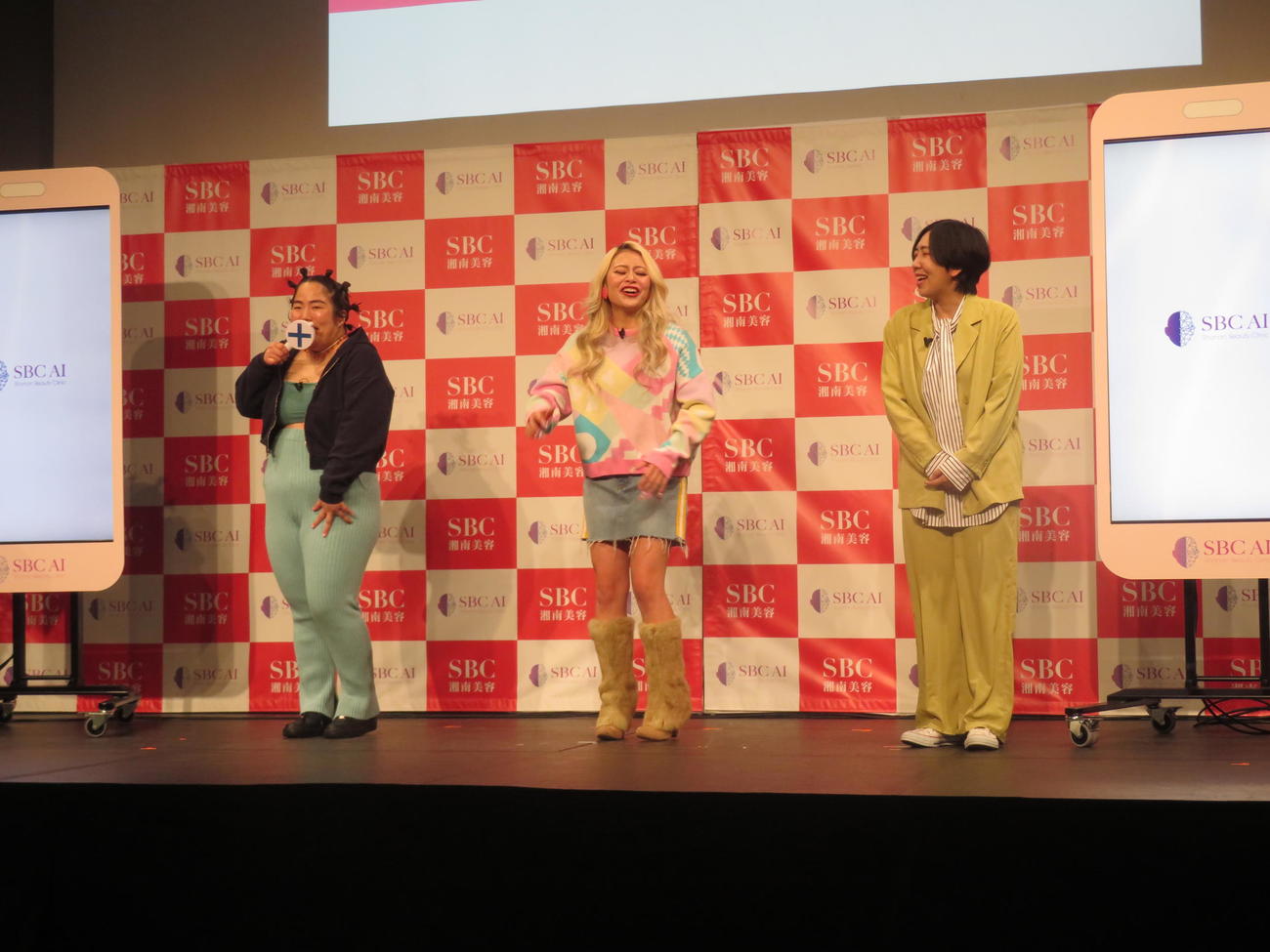 二重AIシミュレーション「SBC AI」発表会に出席した（左から）ゆりやんレトリィバァ、エルフの荒川、はる（撮影・横山慧）