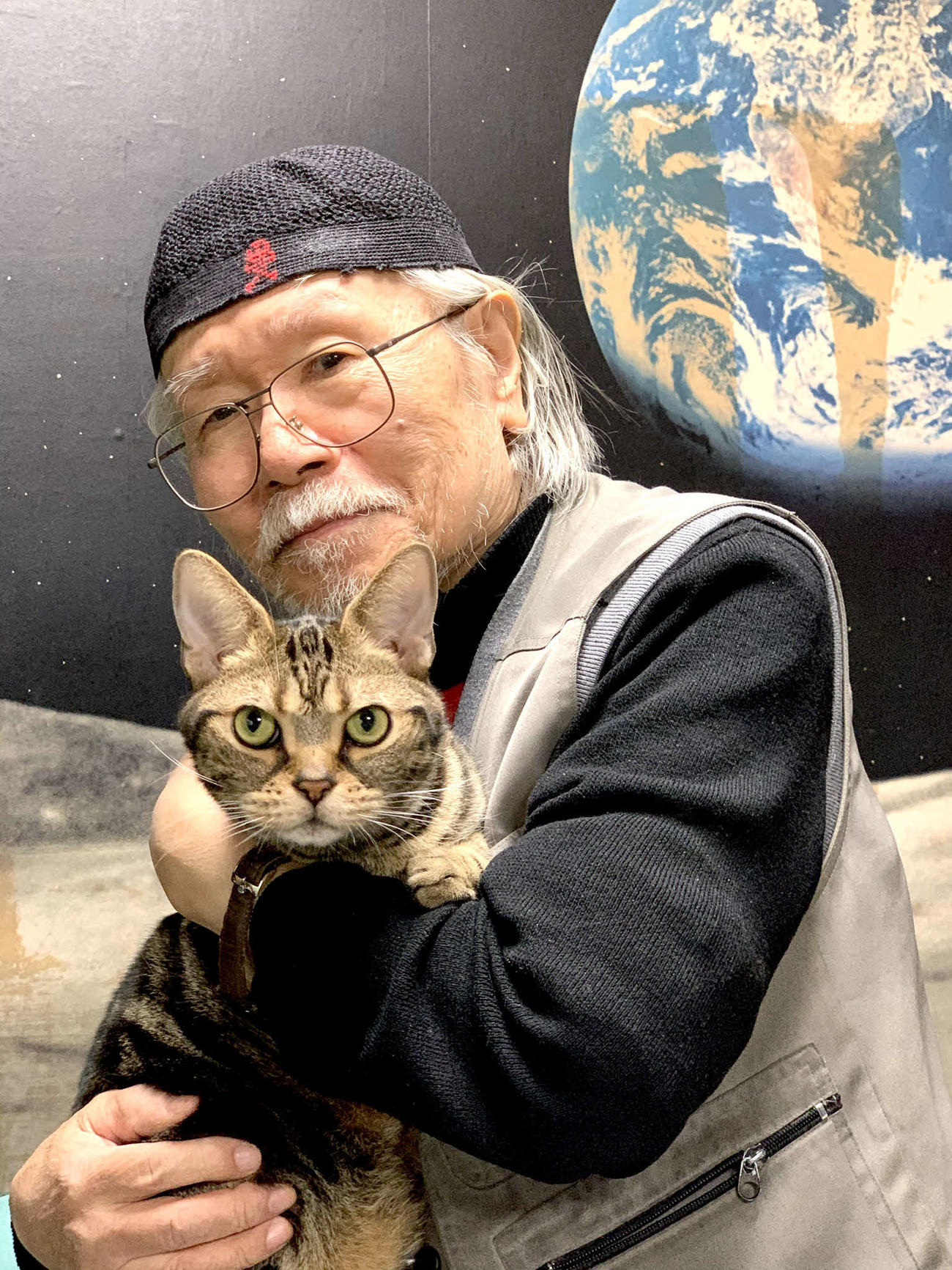 2020年1月21日に公式ツイッターアカウント用に愛猫の四代目ミ－くんと共に撮影した松本零士さん