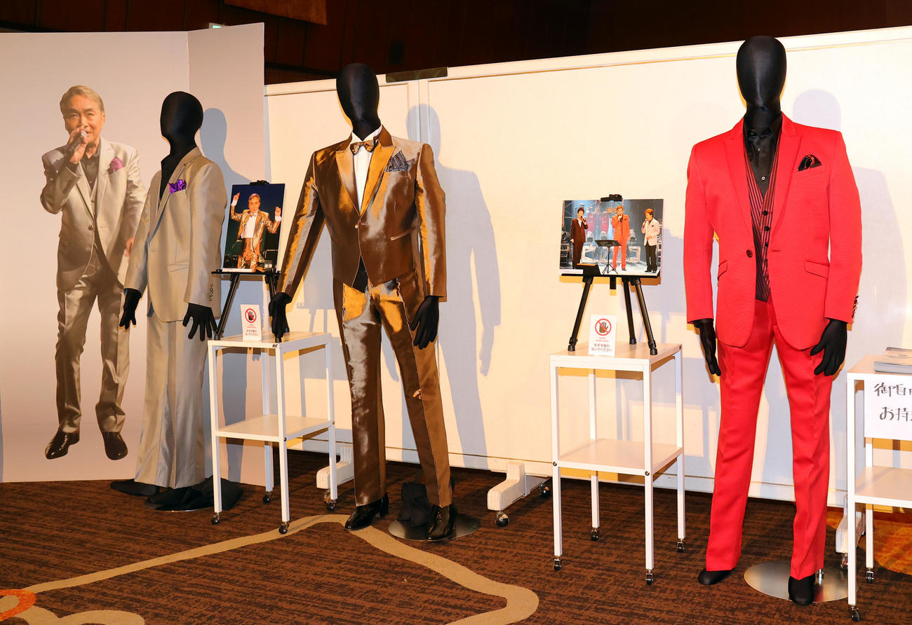 「西郷輝彦さんを偲ぶ会」で展示された衣装（撮影・野上伸悟）