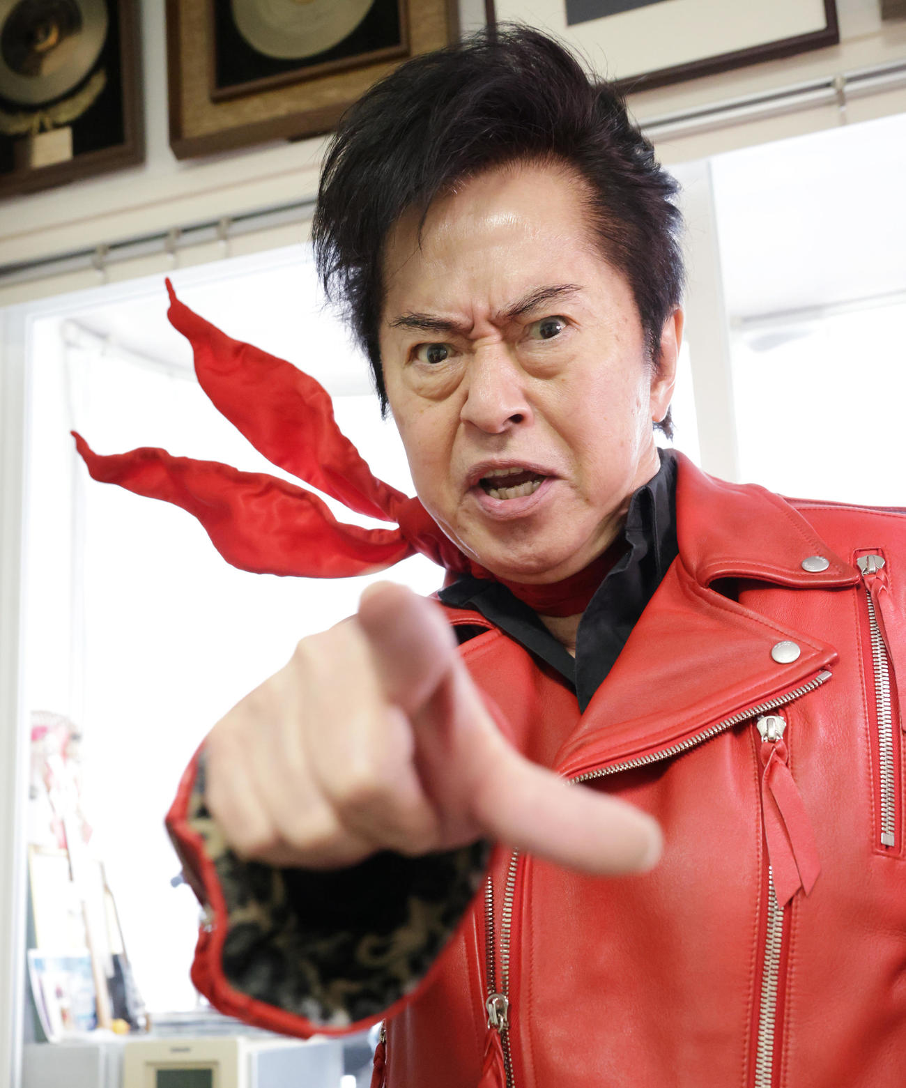 マフラーをたなびかせながら「ゼット！」ポーズをとる水木一郎さん（2021年2月撮影）