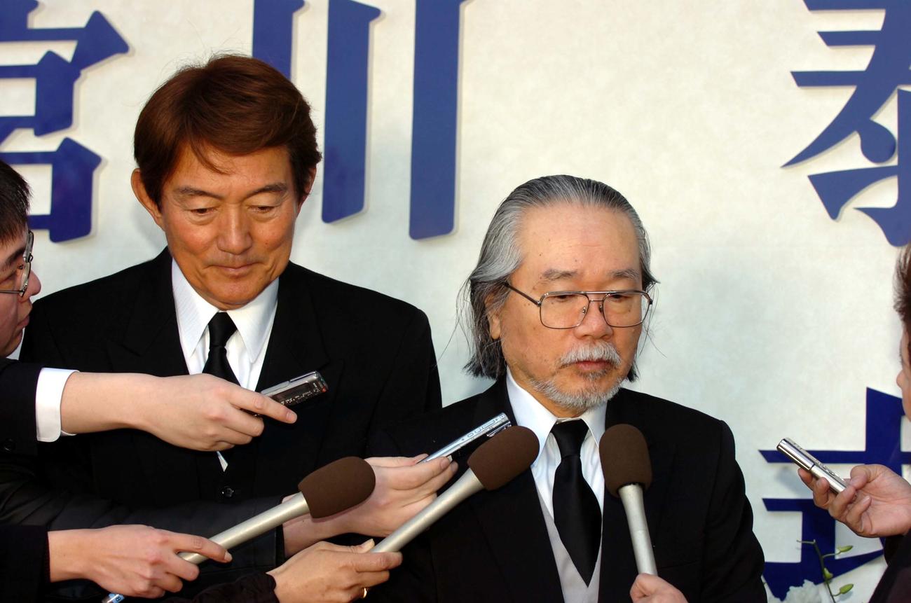 宮川泰さん告別式　宮川泰さんを偲ぶ松本零士さん（右）とささきいさお（2006年3月撮影）
