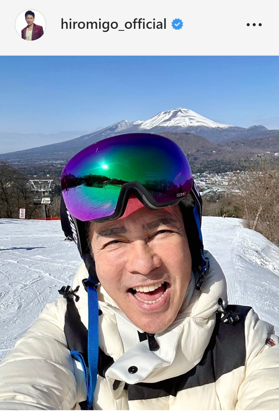 スキー場で満面の笑みを浮かべる写真を公開した郷ひろみ（インスタグラムより）