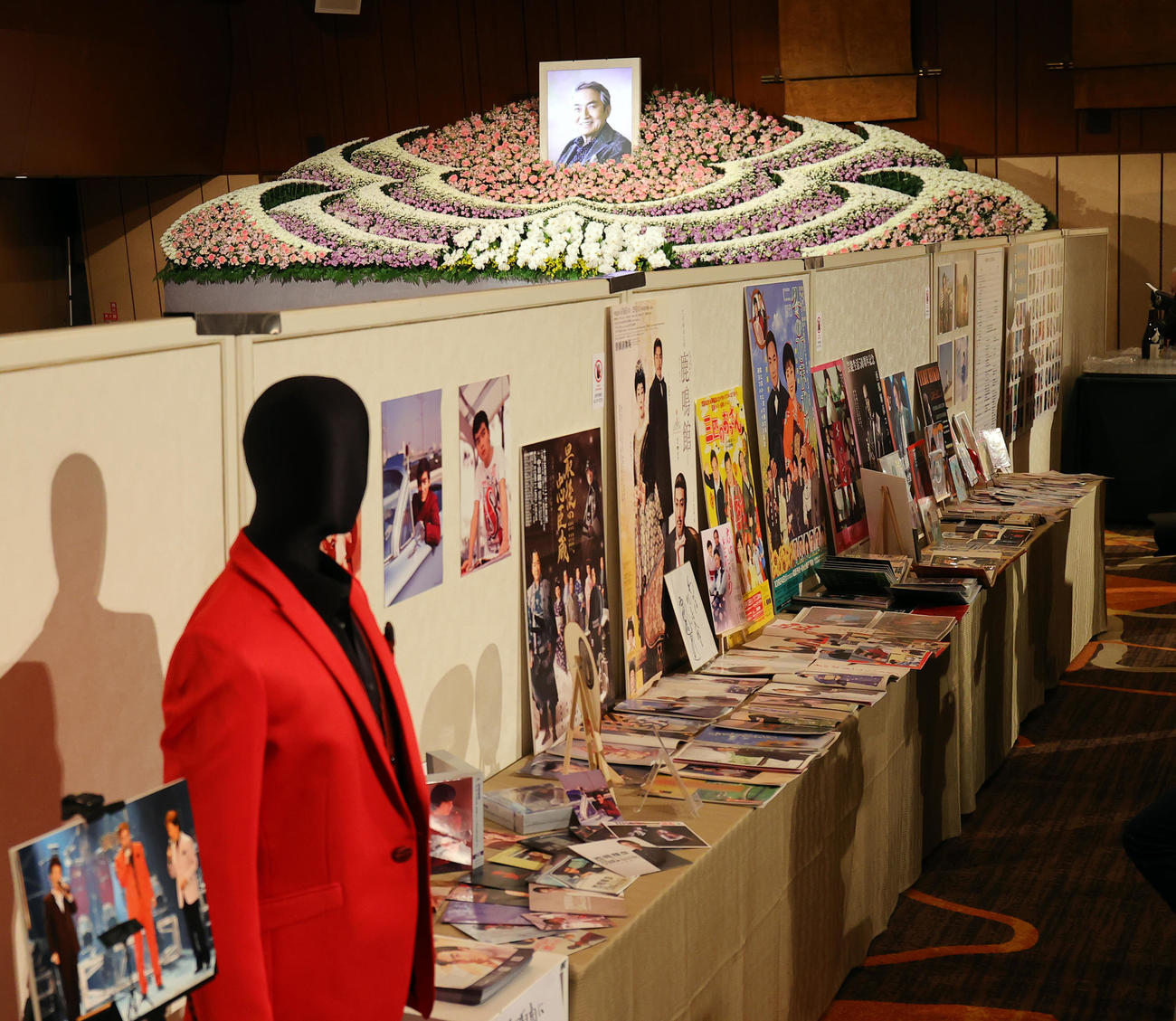 「西郷輝彦さんを偲ぶ会」で飾られた祭壇と展示されたゆかりの品（撮影・野上伸悟）