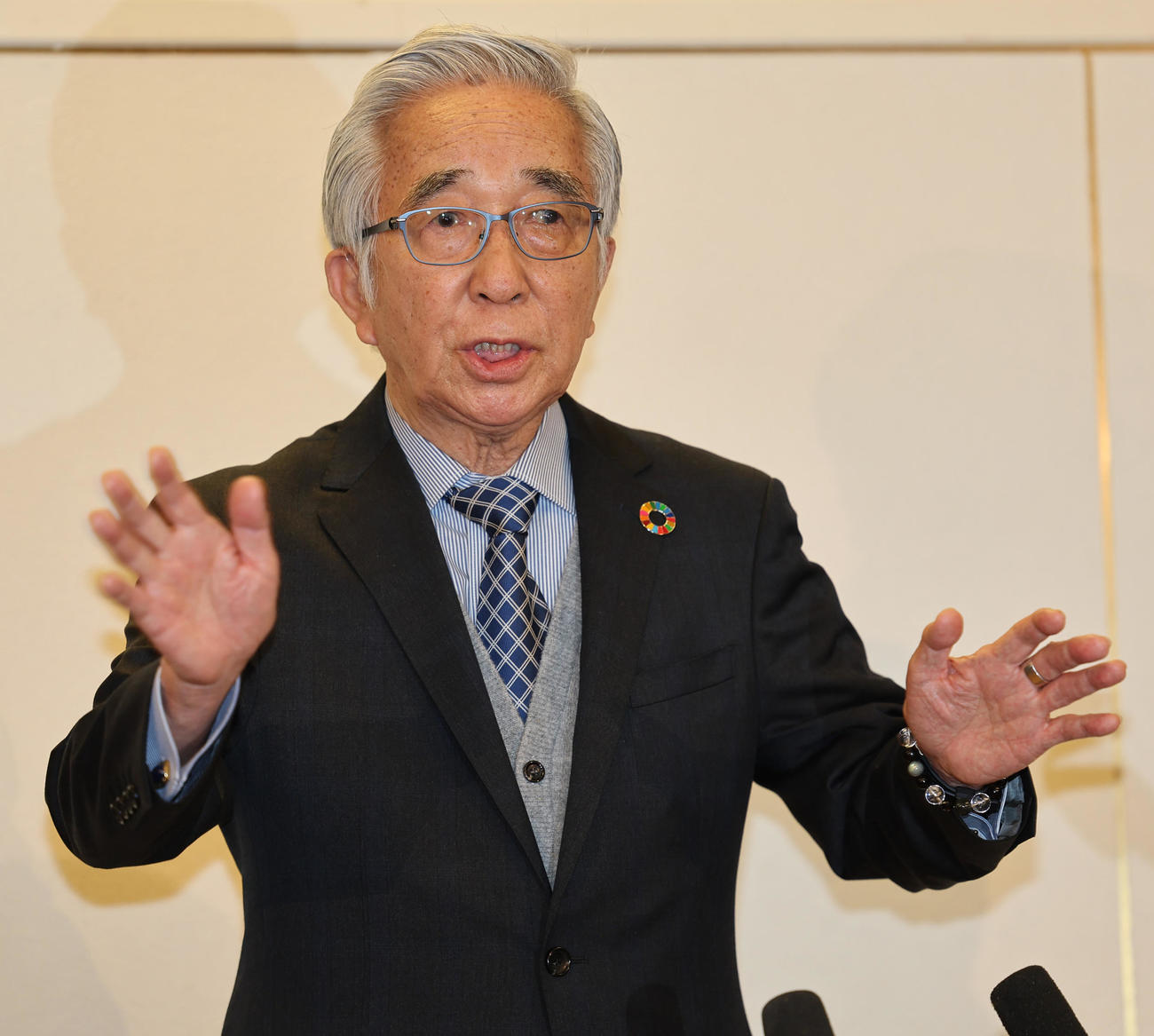 「西郷輝彦さんを偲ぶ会」に出席し思い出を語る大村崑（撮影・野上伸悟）