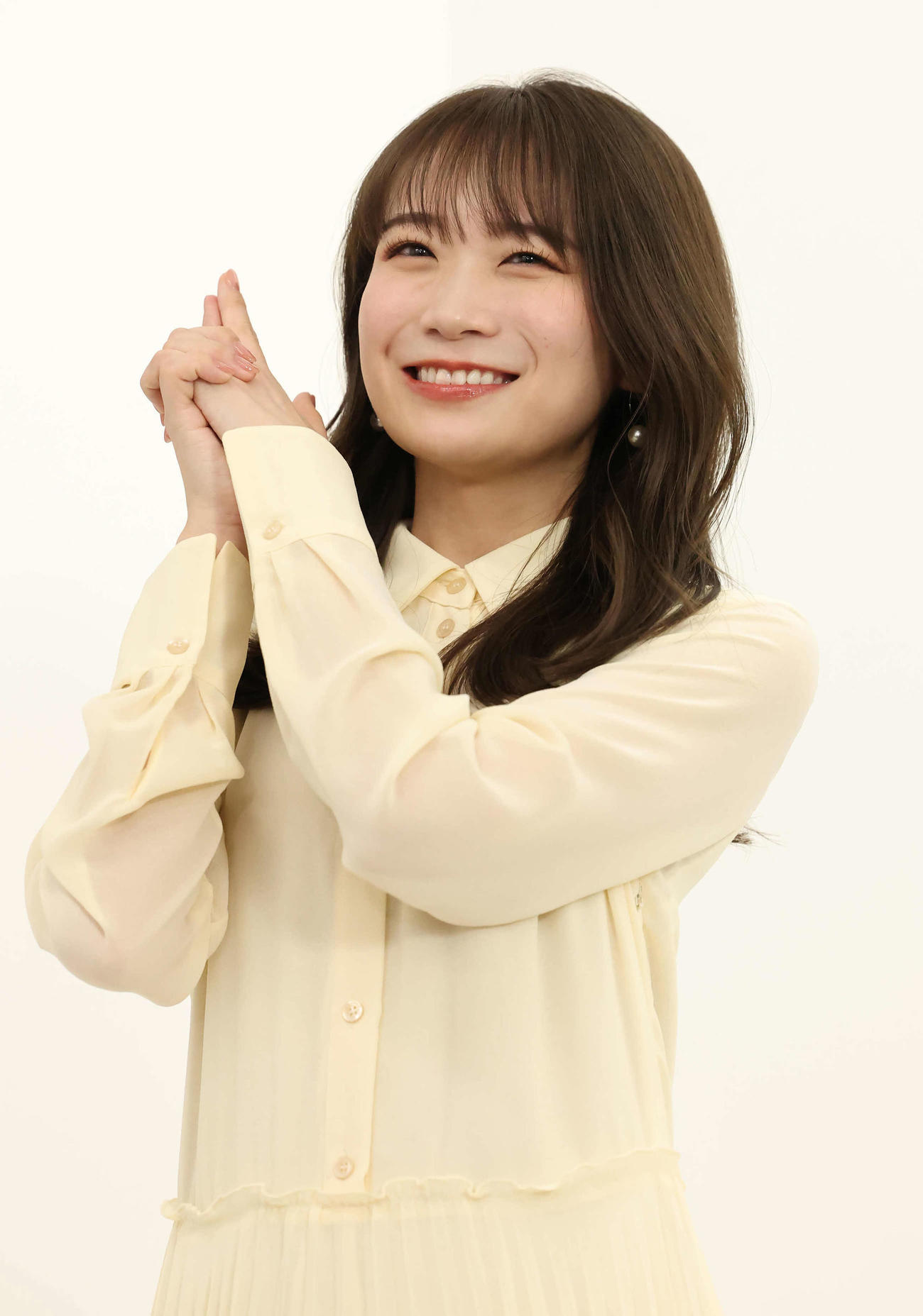 「あなたのハートにズッキュン！」。ポーズを決める秋元真夏（撮影・丹羽敏通）