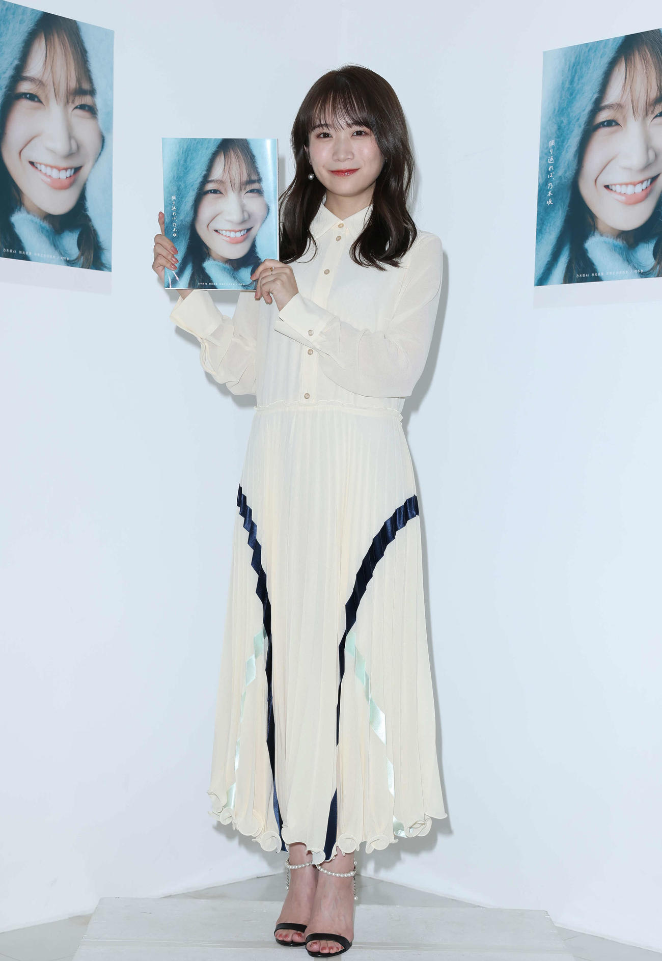 写真集を手に記者会見する秋元真夏（撮影・丹羽敏通）