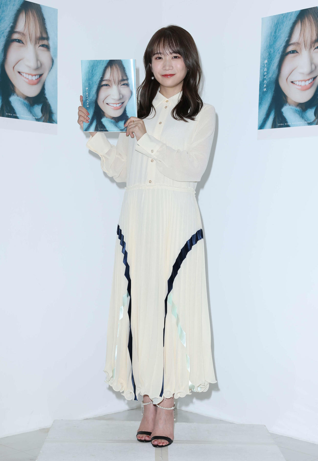 写真集を手に記者会見する秋元真夏（撮影・丹羽敏通）