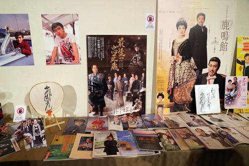 「西郷輝彦さんを偲ぶ会」で展示されたゆかりの品（撮影・野上伸悟）