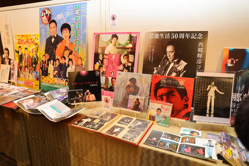 「西郷輝彦さんを偲ぶ会」で展示されたゆかりの品（撮影・野上伸悟）