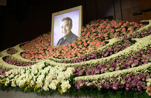 「西郷輝彦さんを偲ぶ会」で飾られた祭壇（撮影・野上伸悟）