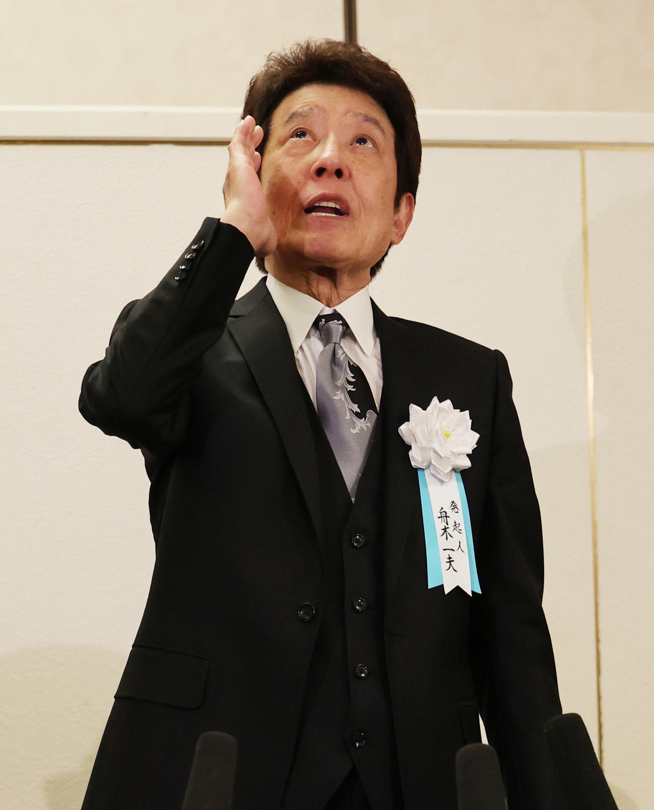「西郷輝彦さんを偲ぶ会」に出席した舟木一夫は、取材に応じ天国の西郷輝彦さんに声を掛ける（撮影・野上伸悟）