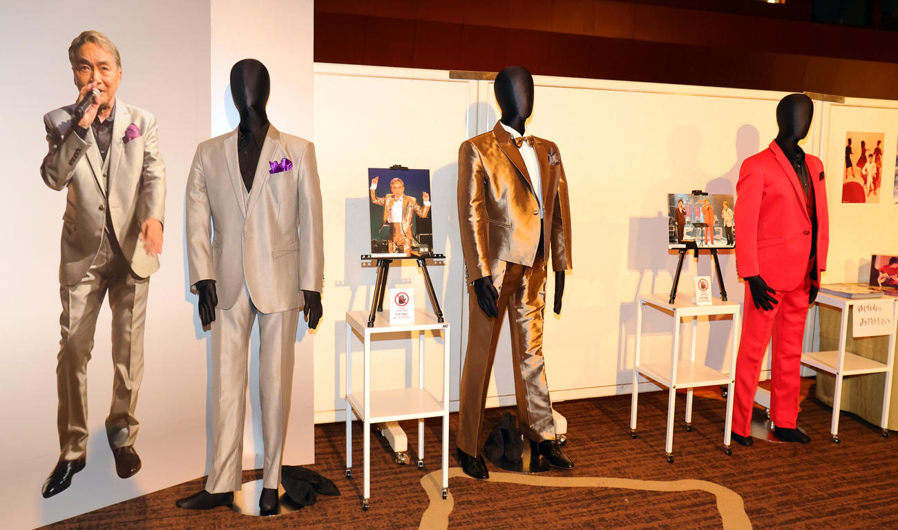 「西郷輝彦さんを偲ぶ会」で展示された衣装（撮影・野上伸悟）