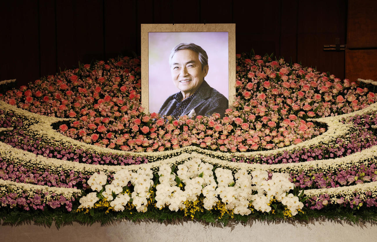 「西郷輝彦さんを偲ぶ会」で飾られた祭壇（撮影・野上伸悟）