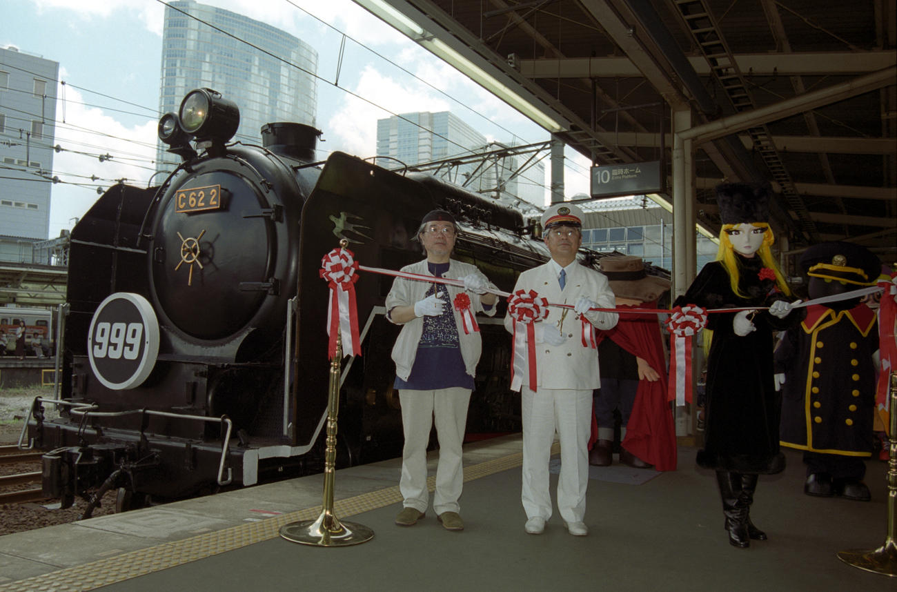 SL「銀河鉄道999」オープニングセレモニーに出席した原作者の松本零士さん（左＝1999年8月撮影）