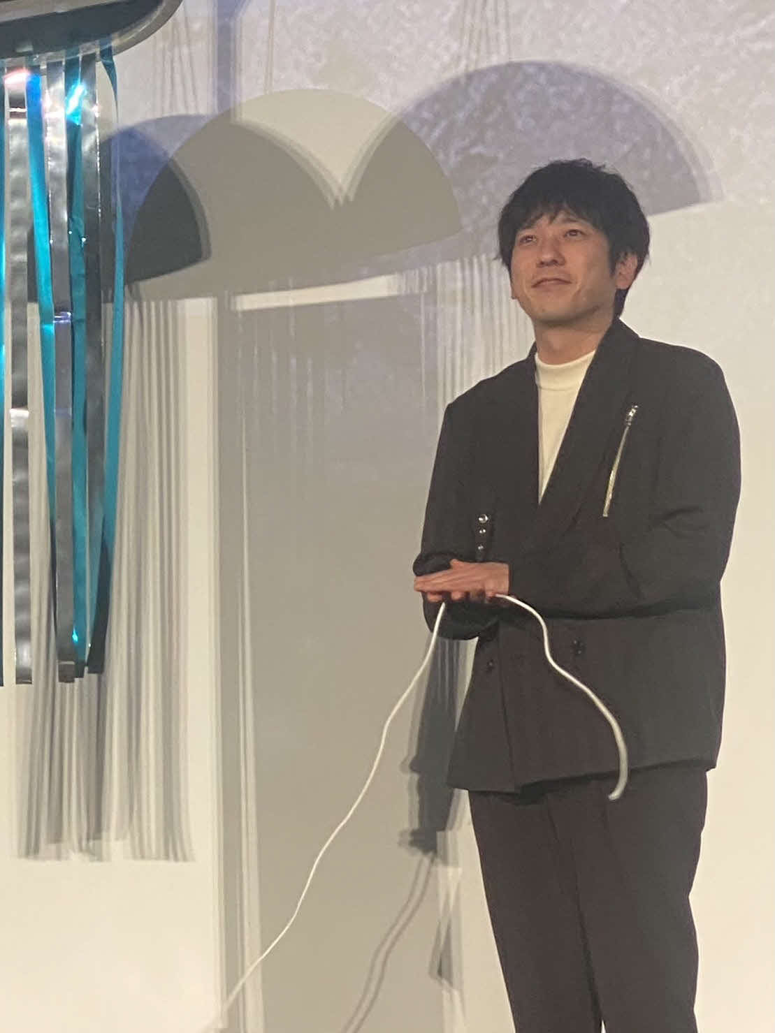 映画「ラーゲリより愛を込めて」御礼舞台あいさつでくす玉を割った二宮和也（撮影・加藤理沙）